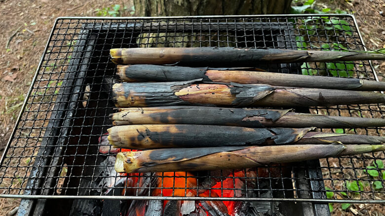 焼けた皮付きの竹の子